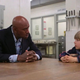 Dick Hallorann es un personaje muy importante. Aquí está junto a Danny.